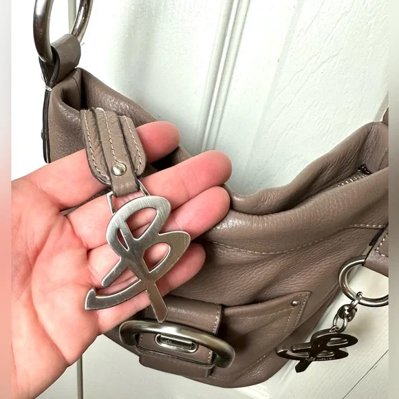 B. MAKOWSKY Crossbody Purse Taupe Tan Beige Brown Leather Handbag Buckle Pockets - Picture 5 of 16